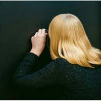 В холодну засніжену ніч на екрані свого домофона я побачила незнайому молоду дівчину. Я відчинила їй двері і вона зайшла з немовлям на руках. Не знаю чому, але я відразу запитала: