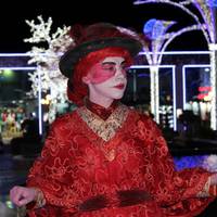 Коли Таня вийшла з Вадимової автівки з квітами, місцеві сороки мало з лавки не попадали: – То наша Танька з бандитом зв’язалася? – запитала котрась. – А буцімто горем прибита, що Іван від неї пішов.