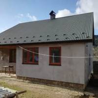 Сестра моя все життя жила в батьківській хаті, а я пішла в невістки. Всю пенсію і зарплату мама віддавала їй, вона й татову пенсію брала собі. Ольга провела в хату газ та воду, зробила гарний ремонт