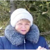 Весілля у похресниці мало бути після Різдва. Анна знала, що має щось придумати, але поки нічого путнього на думку не спадало. Її мінімальної пенсії ледь вистачає, щоб оплатити комуналку, до того ж,