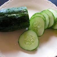 Моя кума дуже добре заробляє. Марина отримує 13 тисяч гривень. А її чоловік – десь до 20-ти тисяч щомісяця. Одного разу прийшла до куми, а у неї на столі взимку лежать свіжі огірки, ще цінник на пак