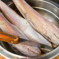 Я просто посипаю рибу крохмалем, додаю пару яєць і готую справжню “смакоту” на сковорідці