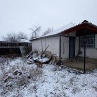 За багато років Петро вперше згадав про матір, коли залишився без роботи. Гроші скінчилися, за квартиру було нічим платити і він вирішив поїде до матері в село, перезимує, а потім знову повернеться в