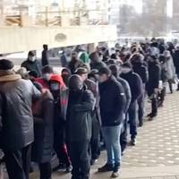 Відео. Черга з харків'ян, які прийшли попрощатися з мером Кернесом у ХНАТОБ просто вражає