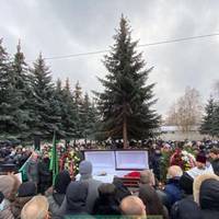 Відео. Люди озиралися та не могли зрозуміти: під час похорону Кернеса запустили салют.