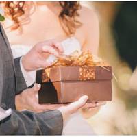 Сестра чоловіка – дуже заможна жінка, запросила нас на весілля своєї доньки. Але потрібно подарувати дуже дорогий подарунок, на який у нас немає грошей, адже ми з чоловіком – звичайна сім’я з середні