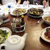 Брат сказав, що приведе додому невістку. Мама довго готувалася, ми всі її чекали. Ольга зайшла тихенько в коридор, привіталася і сіла в куточку. Їла вона лише ложкою з салату, виделку навіть в руки