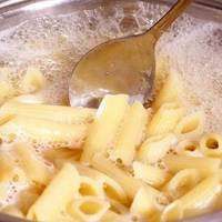 Ввечері Степан повернувся з роботи, на вечерю йому стояла грудка макаронів. Степан викинув її в смітник і заходився сам готувати вечерю. Того дня Мілана засмутилася і все розповіла своїй мамі, що чо