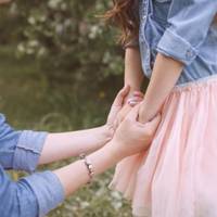 Ви, напевно, подумали, що я Катрусина бабуся, так? Ні, я – мама її. Ой, та що ви, не потрібно вже так, тільки не вибачайтеся, будь ласка! Я ж все розумію і не ображаюся, правда.