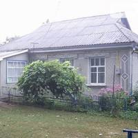 Мамина хата на сусідній вулиці, але вже років 7 мені там не раді. Зараз там господарює моя сестра, яка вже багато років зі мною знатися не хоче, а все через спадок. Але хіба я винна, що її життя так