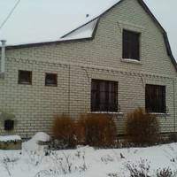 Валентина несла своїй свекрусі тарілку гарячого борщу, бо вона вже не виходить зі своєї кімнати. Хоча жилося Валі у свекрів дуже погано, але вона не може зараз залишити матір чоловіка саму, бо більш