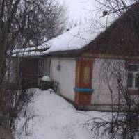 На краю села стояла маленька стара хатина баби Мотрі. Всі люди її минали. Старалися звернути з дороги ще до її вулиці, навіть близько до неї ніхто не підходив.