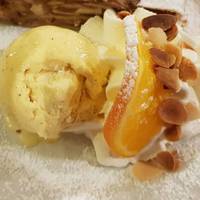 Ми разом приготували вечерю, накрили столик в спальні, запалили свічки і розлили шампанське. Коли романтична вечеря плавно перетікла в не менше романтичне продовження, відчинилися двері шафи і звідти