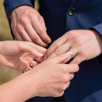 Коли наш син поїхав у Німеччину, ми з чоловіком дуже зраділи. Він пробув там 6 місяців, а потім несподівано приїхав на тиждень додому. Сказав, що гарно заробляє, і хоче одружитися з багатою донькою