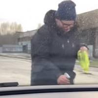 Полтава. Підходить хлопчина на стоянці ТЦ «Екватор» і пропонує протерти фари. На запитання «скільки це коштує?»…