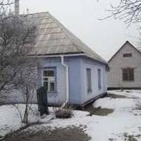 О пів на сьому ранку дід Василь поспішав до першого сільського автобуса. Вийшов з дому трохи пізно, на вулиці йде сніг, під ногами слизько, а він ще й з паличкою своєю.