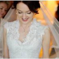 Мій майбутній зять з багатої родини, тому донька вирішила не запрошувати мене на своє весілля, щоб свати, побачивши мене, не розчарувалися. Сукню, яку я їй купила на весілля, донька не одягла, батьк