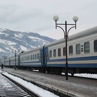 У вагоні поїзда Рахів-Харків пасажир забув валізу із 19-тисячами доларів. Подивіться що було дальше..