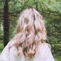 Мої батьки і родичі вже готувалися до нашого весілля. Та одного дня Микола зібрав свої речі в одну торбу і поїхав по документи. Він не повернувся в той день. Я сто разів дзвонила, та він не брав телеф