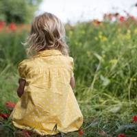 Марічка завжди сміялася, голосно і щиро. У неї не було ніяких проблем і думок, які заповнювали голови інших людей. Вона не розуміла, чому мама постійно сумує, а коли розмовляє з іншими людьми, всі с