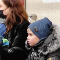 Киянка: Їхала годину назад в метро на Вокзальну... у вагоні бачу навпроти маму.... з трьома синами. Це була магія!.. Киянка була приємно вражена у вагоні метро