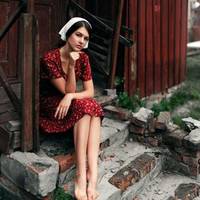 Батьки заборонили йому навіть думати про Наталю, вона абсолютно не його рівень, йому потрібна дружина з забезпеченої родини.