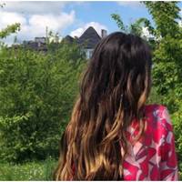 Оксана збиралася на весілля до своєї похресниці неохоче. В усіх подруг уже дорослі діти, а вона досі одна. На весілля з Австрії до нареченого приїхав дядько. Коли він побачив у червоній сукні Оксану