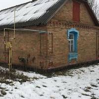 Чоловік мене покинув ще молодою, я сама ростила сина. А потім зустріла Ореста, хороший він чоловік. Та син сказав, що нам і так добре і в хаті більше нікого не треба. Я вибрала сина, Орест пішов.