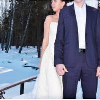 Музики весело вигравали на весіллі в Любиного сина. В модному одязі і з гарною зачіскою Люба йшла з весільною процесією, вела молодят до шлюбу. Жіночки мимоволі перешіптувалися – от яка краля приїхал