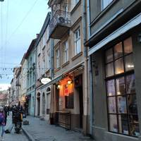 Ще не закінчилось святкування, як Антон сказав, що подає на розлучення, вирвав бутоньєрку, кинув її на підлогу і пішов. – Іди, я сказав! – рикнув свекор.