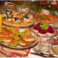 Свекруха на свята накриває шикарний стіл, кличе в гості молодшого сина з невісткою, не забуває і про заможних сватів, а нас запрошує так, щоб ми відмовилися і не прийшли.