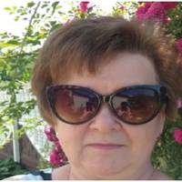 В селі, в будинку на два поверхи, який Марія звела за зароблені в Італії гроші, залишився син з невісткою. Ще донедавна її 87-річна мама сама давала собі раду, наводила лад вдома, поралася на городі.