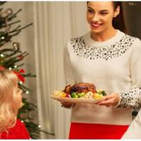 В Новорічну ніч до нас приїхала свекруха з свекром і почала бесіду про те, чому нам не допомагає моя мама. Мені ці розмови вже так набридли, що я не витримала, і відповіла свекрусі, мовляв, це не ва