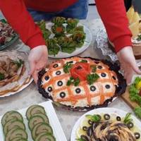 На Новий рік ми запросили до себе свекрів. Вони пообіцяли, що прийдуть. Я старанно прибирала, готувала багато страв, а ввечері 31 грудня мені подзвонила свекруха. Вона сказала, що її донька в рестора