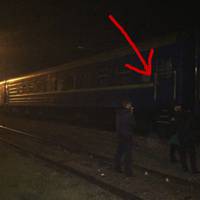 Контролер висадив 13-річну дівчинку на безлюдну платформу в лісі. Вночі!