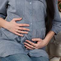 У Ірини течуть сльози. Лікарі думають від щастя. Вітають. А Ірина у відчаї, вона звичайно рада своїм дівчаткам, вони будуть їх дуже сильно любити, але вона розуміє, що Євген від неї не відстане