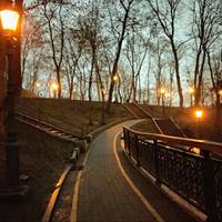 – Господарю, допоможи шафу відсунути – попросили його вантажники. Вони почали її штовхати і тут … Роман побачив гроші, ті самі гроші через які зруйнувалося його життя. Вони впали за стінку