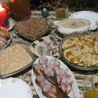 Вперше за багато років свекруха запросила мене на Різдво, хоча вона вже лежала, рідко ходила і готувати нічого не могла. Я всі страви принесла з собою. Дуже здивувалася, що двох інших невісток не було