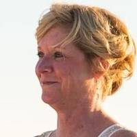 Я все життя працювала на високій посаді, заробляла гарні гроші. Всі люди тягнулися до мене, кожен хотів дружити зі мною. А пів року назад мене всі шикарно провели на пенсію, і тепер кожен обминає мен