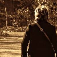 Я маю двох доньок, сама їх ростила. Чоловік мене рано покинув. Мені було непросто, але я дуже вдячний своїй мамі, вона мені дуже допомагала. Тепер мої доньки дорослі, мають свої сім’ї.