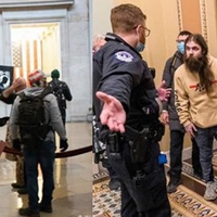 Кадри з Вашингтона шокували світ. Прибічники Дональда Трампа увірвалися до Конгресу – є загиблі.