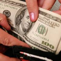 Я вирішив поїхати за кордон на заробітки, зустрів там жінку з України, Марину, а вже через три місяці привіз невістку батькам. Марина вже чекала дитину. Коли народився син, я знову поїхав за кордон.