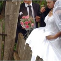 Весілля вирішили не святкувати шикарно, запросили 50 гостей з обох сторін – родичі, друзі, сусіди. Весілля робили в  Христини на подвір’ї. Все було добре до тих пір, поки не з’явилася незнайомка, як