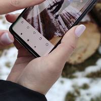 Юля любила повторювати, що чесності в сімейному житті не буває! І тому, вийшовши заміж, вона і не збиралася дотримуватися вірності! Хоч чоловік їй дістався люблячий і, з якого боку не глянь, хороший,