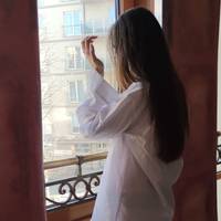 Я тоді просто пішов зрозумівши, що це кінець. З тих пір я її більше не бачив. Минуло вже 3 роки. Виходжу з дому і дивлюся вона сидить біля мого під’їзду на лавочці і каже – я тебе чекала, щоб поговори