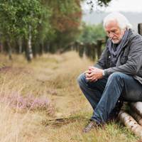 Я виросла в інтернаті мій батько мене віддав, а на старості був біля мене я не могла його покинути, а мої сестри були злими та ще й казали, що будинок, який залишив батько на нас усіх мені не дістанет