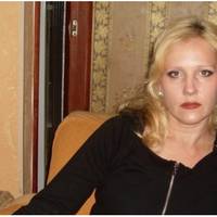 Перед Новим роком чоловік приїхав з заробітків, але він перше поїхав до своєї мами, а до мене з дітьми прийшов аж через два дні. Дітям приніс цукерки, а мені шарф.