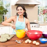 Не знаю, чи я б так змогла зі своєю невісткою. Коли до мене приходять гості, хто б це не був, я завжди сама накриваю на стіл, обслужую, а потім прибираю. Мені було б соромно зустрічати людей з пустими