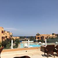 У весільну подорож ми збиралися до Таїланду, а опинилися у свекрухи в селі. Вона нам навіть лебедів з рушників скрутила, уявляєте?