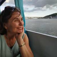 Мама закидає в соціальні мережі фотографії з моря про те, що життя після 60 лише починається.